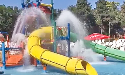 Din 3 iulie blondina a deschis  ștrandul din Drumul Taberei    Magic Summer Waves jpeg