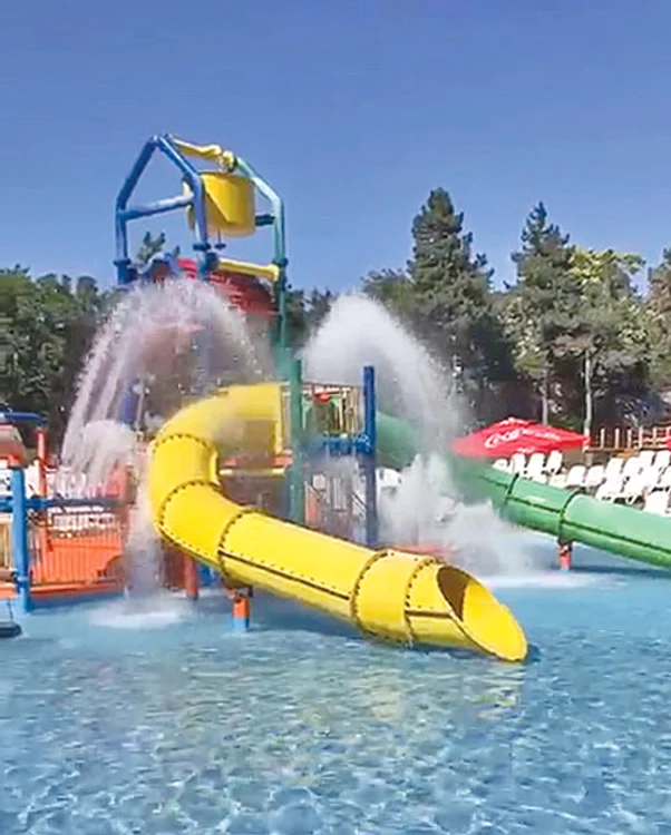 Din 3 iulie blondina a deschis ștrandul din Drumul Taberei - Magic Summer Waves