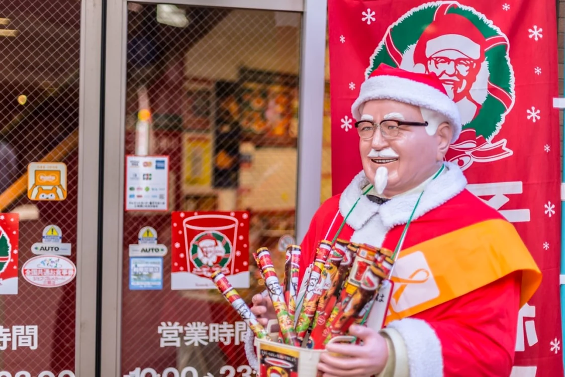 Costumarea în Moş Crăciun a colonelului Sanders, creatorul KFC, a devenit o tradiţie în Japonia FOTO: Shutterstock