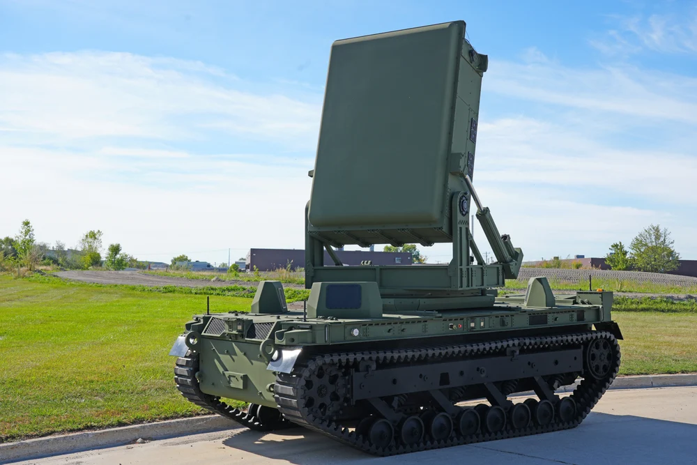 „Prăjește” un roi de drone în câteva secunde: robotul terestru TRX a primit o armă cu microunde