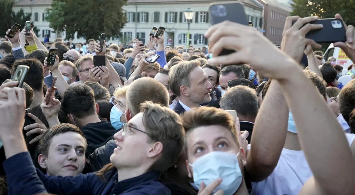 Christian Lindner, liderul liberalilor germani, în mijlocul unui grup de tineri din Karlsruhe FOTO EPA-EFE