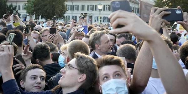 Tineri germani inainte de alegeri FOTO EPA-EFE