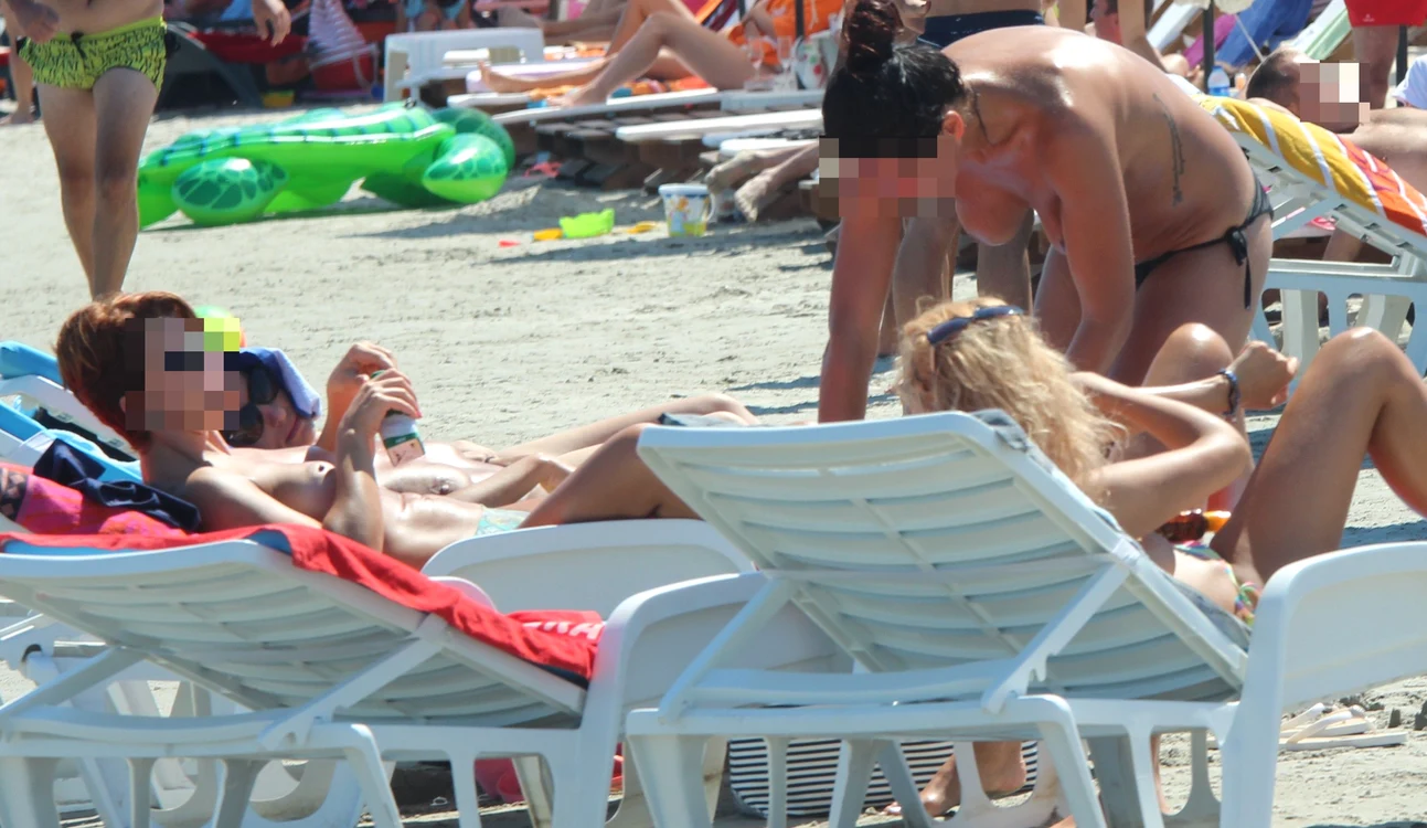 Fetele au renunțat la sutien pe plaja din Mamaia