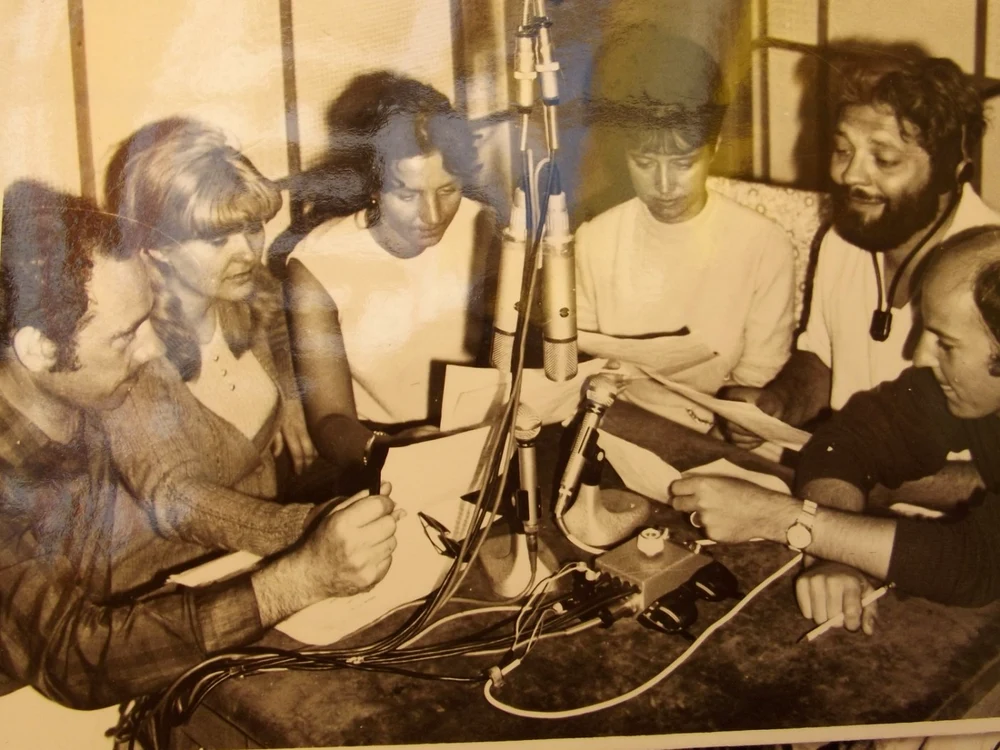 Imagini din studioul Radio Vacanţa Arhivă personală Doina Caramzulescu