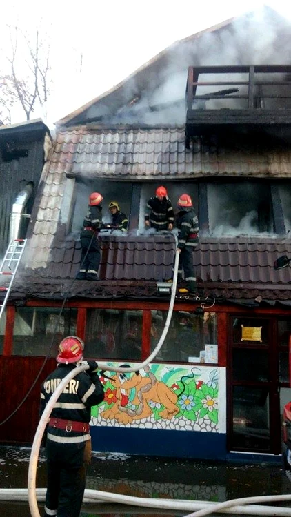 Aleea din vecinătatea clădirii a uşurat accesul pompierilor