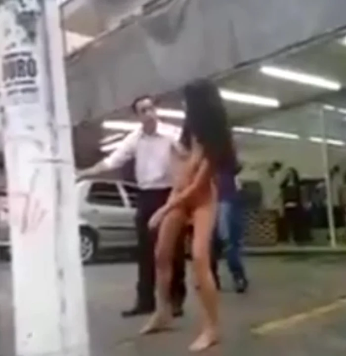 Femeia a început să danseze lângă biserică în vreme ce la difuzoare se auzea muzică religioasă