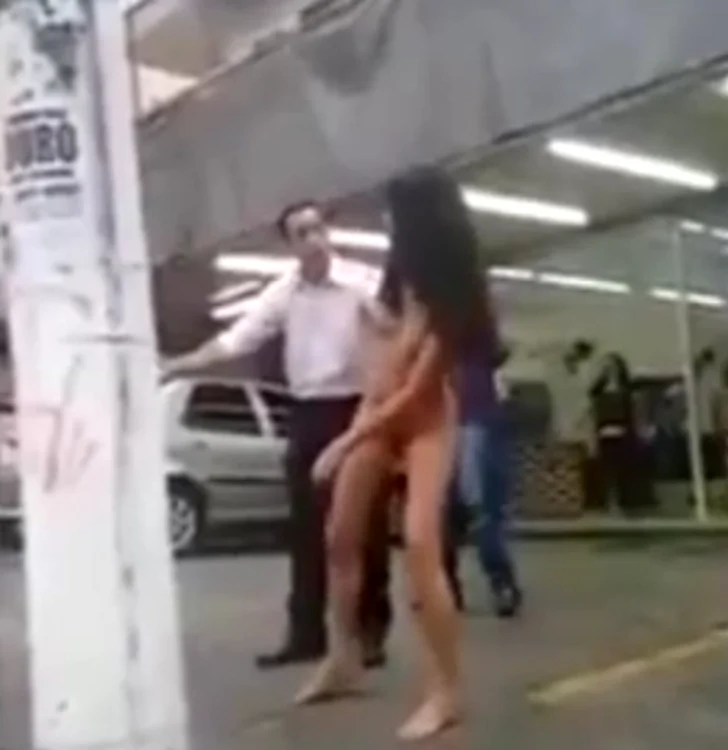 Femeia a început să danseze lângă biserică în vreme ce la difuzoare se auzea muzică religioasă