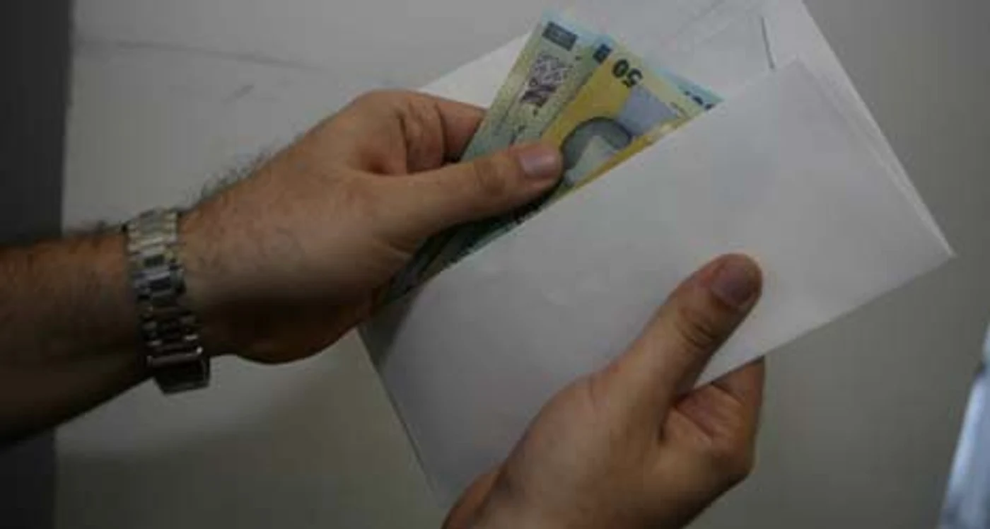 
    Banii din plicuri sunt donaţi nevoiaşilor de pe străzi  