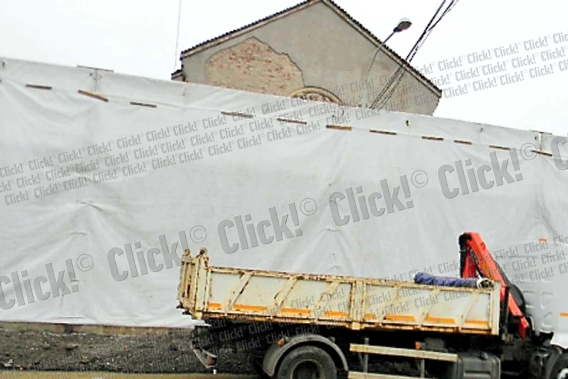 În luna decembrie a anului trecut,  fotoreporterii Click! i-au surprins  la “treabă“ pe hoţii de fier  vechi, care operau la Matache (Fotografii: b365.ro / click!)