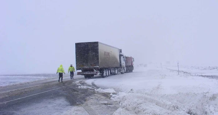 DN 22 Rm. Sărat - Brăila a fost închis traficului rutier                                                 FOTO: Iulian Bunilă