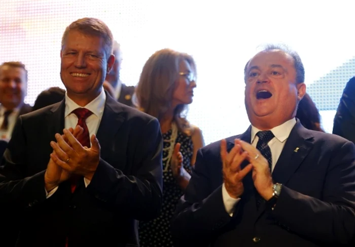 Klaus Iohannis, preşedintele PNL, şi Vasile Blaga, preşedintele PDL, la congresul de fuziuneFoto: Reuters
