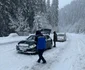 Înzăpeziți pe DN7A, pe drumul care duce spre pârtiile Transalpina Voineasa Foto Jandarmeria Vâlcea