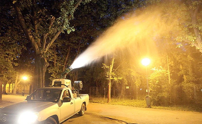 Țânțarii sunt ”vânați” în parcurile Capitalei cu tunuri care împrăștie o substanță specială