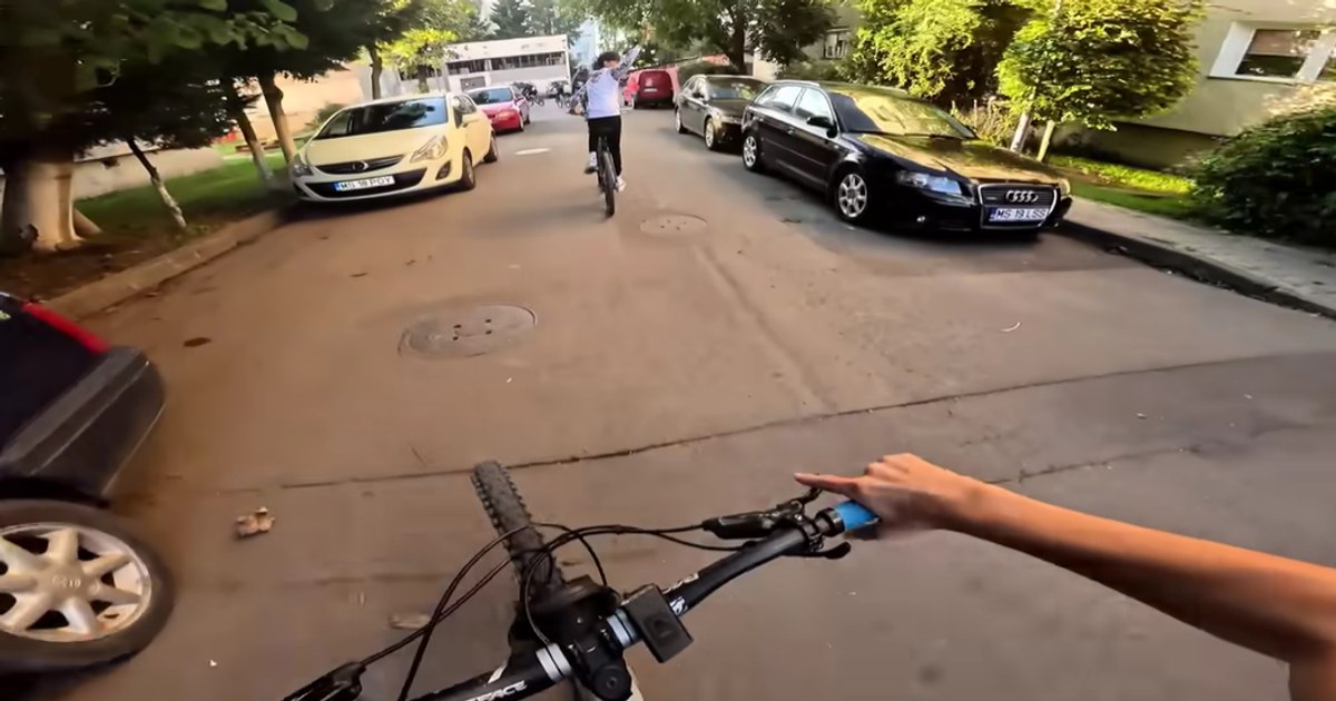 „Ce fain am sărit pe garaj, bă!”. Localnicii dintr-un oraș din România, terorizați de un grup de copii care se filmează făcând cascadorii cu bicicletele