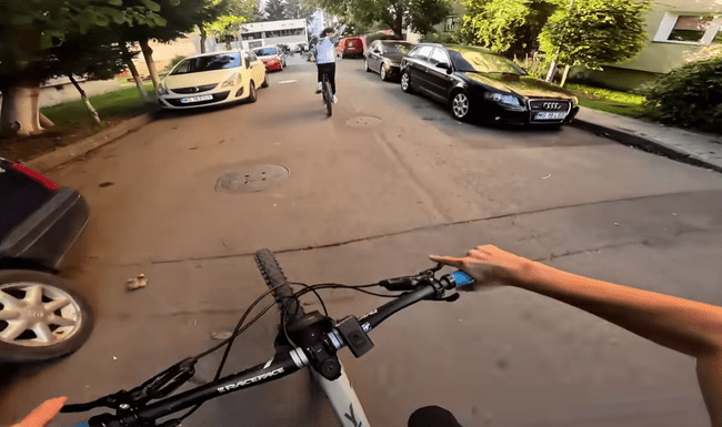 „Ce fain am sărit pe garaj, bă!”. Localnicii dintr-un oraș din România, terorizați de un grup de copii care se filmează făcând cascadorii cu bicicletele