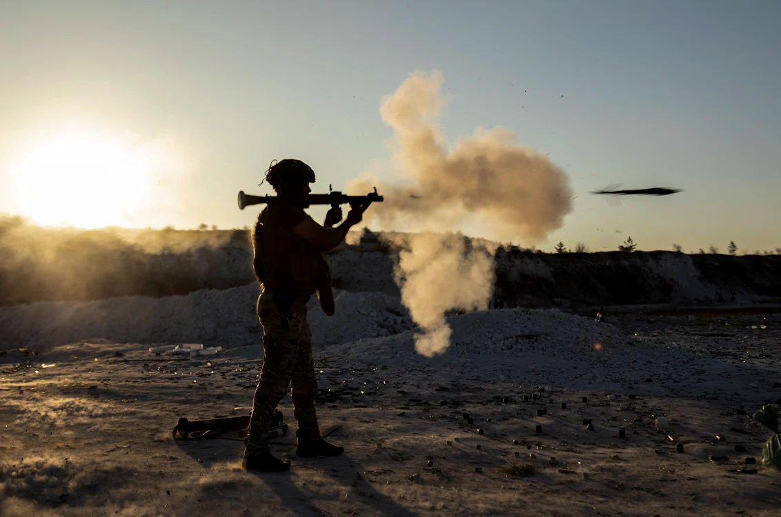 Soldat ucrainean la antrenamente în apropiere de front în Donbas în 2023 FOTO EPA-EFE