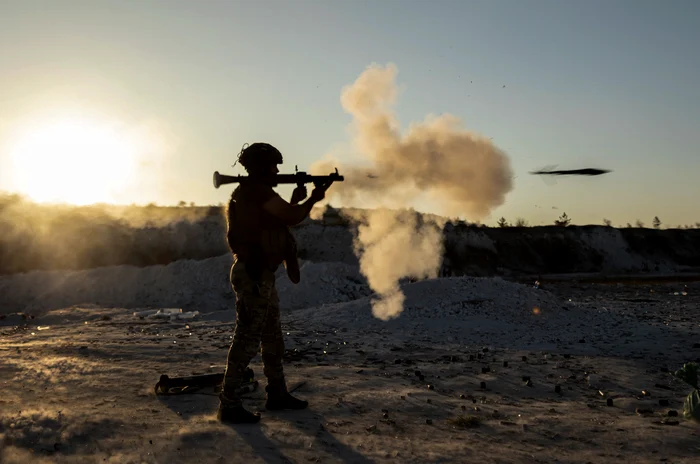 Soldat ucrainean la antrenamente în apropiere de front în Donbas în 2023 FOTO EPA-EFE