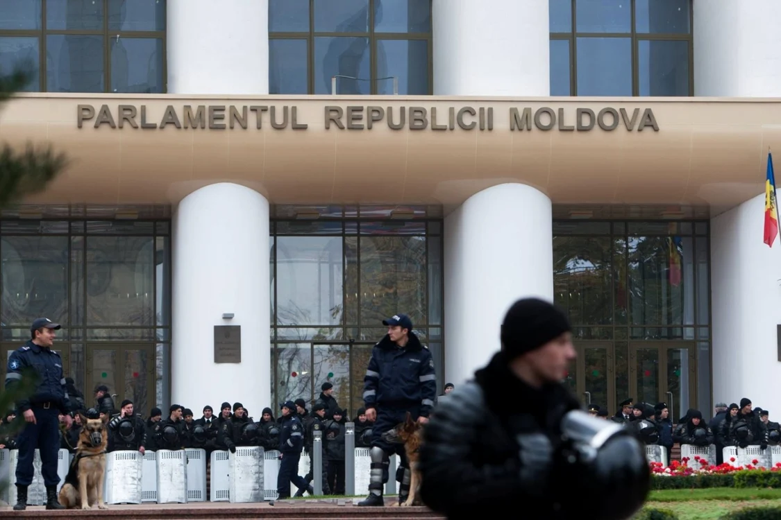 Forţele de ordine sunt pregătite să intervină la protest. FOTO: arhivă/Alexandru Tarlev