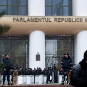 Politisti la Parlament in Moldova FOTO Alexandru Tarlev