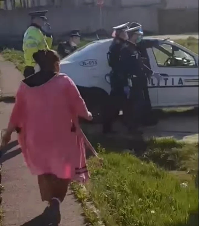 În Ialomița, țiganii au sărit în apărarea unui șofer beat, fără permis, care fugise de Poliție