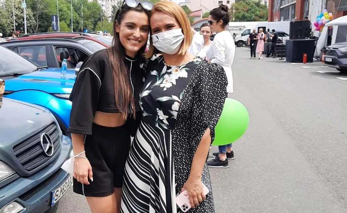 
    Andreea Esca a organizat  joi un eveniment, în parcarea  unui mall. Fiica ei, Alexia,  i-a dat o mână de ajutor    