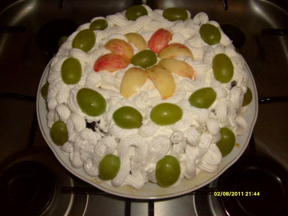 
    Tort cu frişcă şi fructe de toamnă  