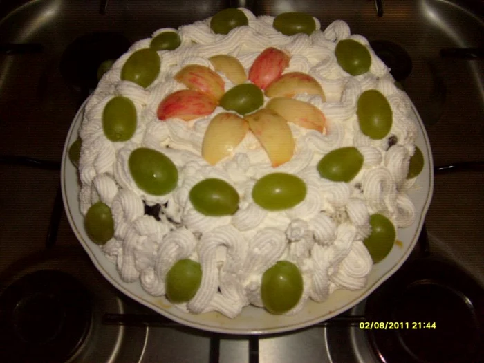 Tort cu frişcă şi fructe de toamnă