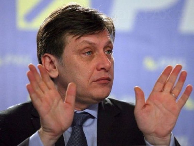 „Ciolacu este mai expresiv”. Crin Antonescu pune din nou tunurile pe Ciucă. Ce fel de președinte își dorește fostul lider PNL