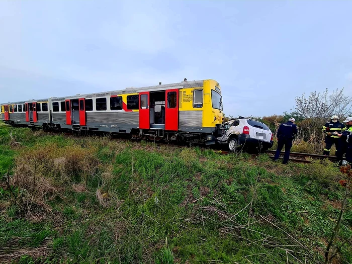 Maşina a fost spuşberată de tren. OTO: timisoarastiri