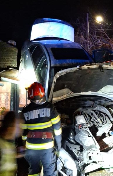 Accident crâncen în Prahova: un autoturism a ajuns pe acoperișul unei case