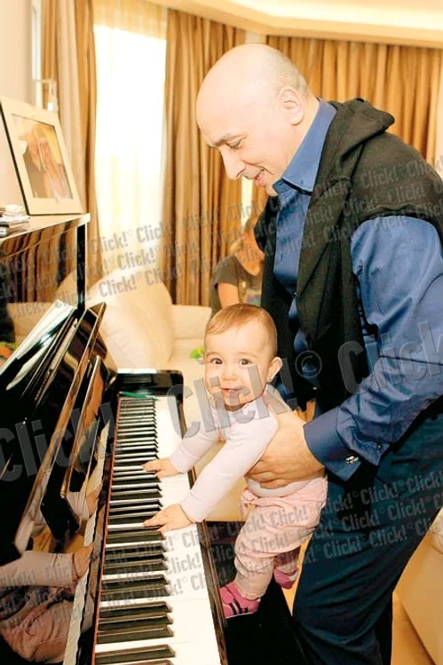 
    Iuvenalia este  încântată de pianul  părinţilor ei (Fotografii: Florin Şuler/OK!Romania)  