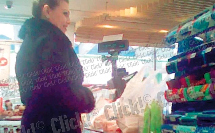 Solista a vorbit cu vânzătoarea cu zâmbetul pe buse (Fotografii: Mihai Ionescu )