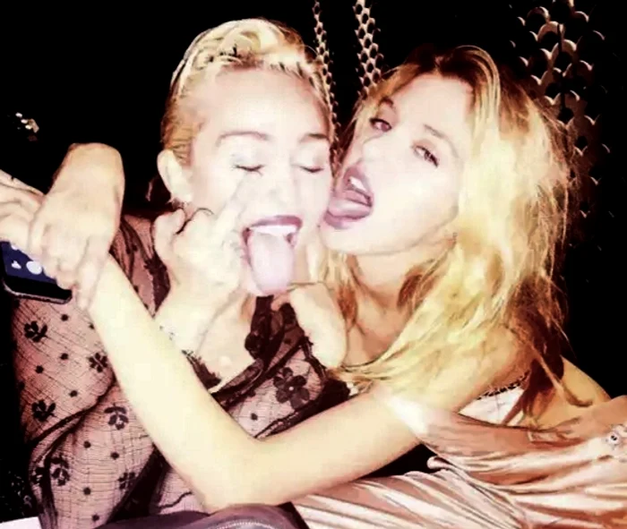 Stella Maxwell (24 de ani) și Barbara Palvin (22 de ani), dezbrăcate în piscinăfoto: Arhiva Personală