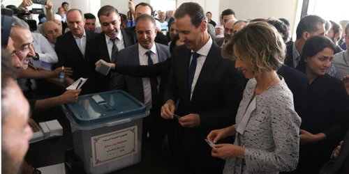 Bashar al-Assad votand alaturi de sotia sa FOTO EPA-EFE