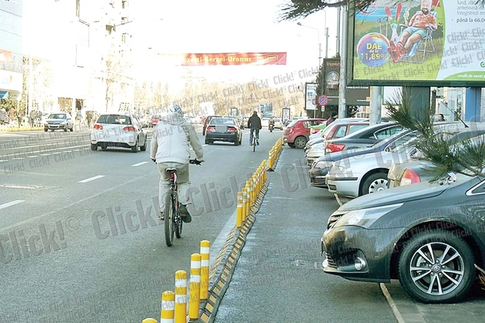 Pe culoarul RATB au existat stâlpi din aluminiu, înalţi de o jumătate de metru (Fotografii:  Dorin Constanda, B365.ro)