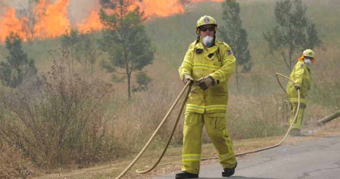 Pompierii australieni se luptă cu focul