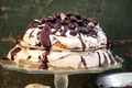 Pavlova cu ciocolata  Sursa foto shutterstock 468620783 jpg