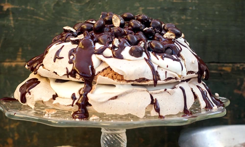 Pavlova cu ciocolata  Sursa foto shutterstock 468620783 jpg
