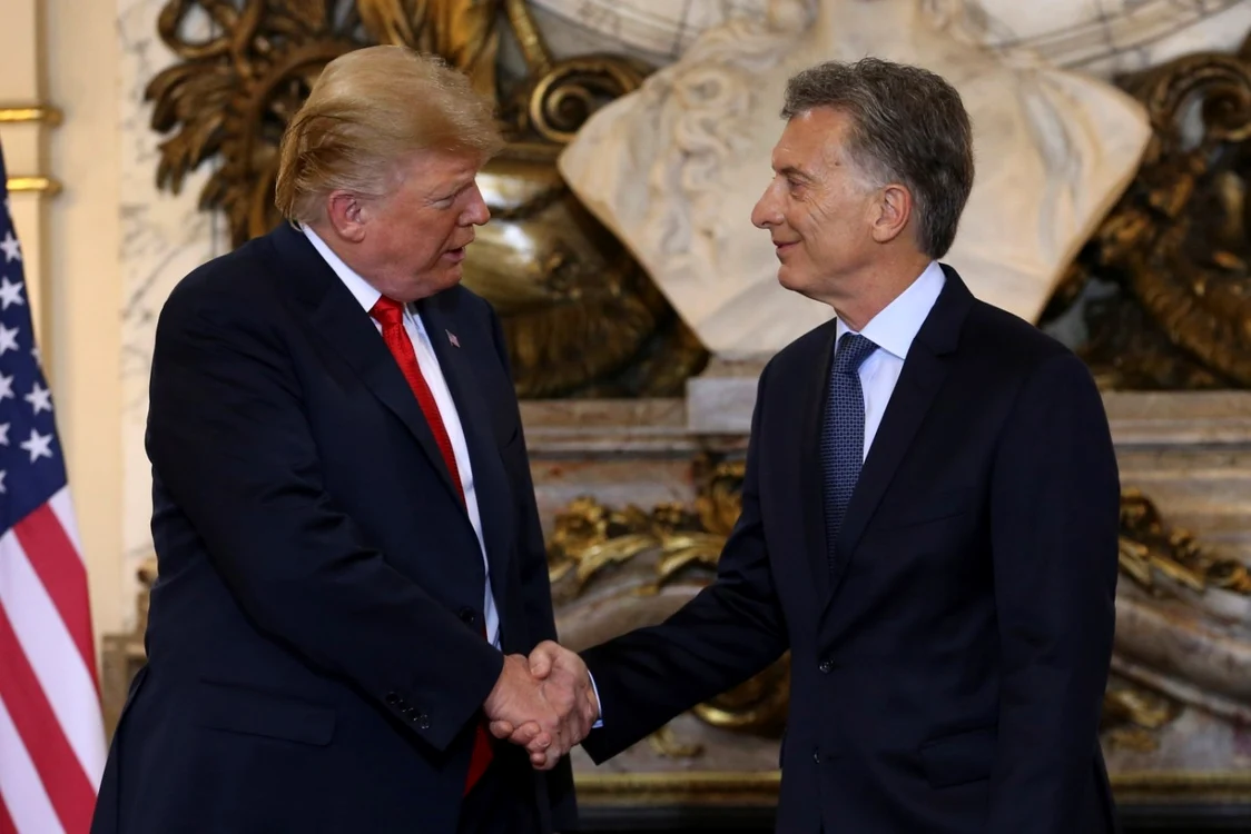 Presedintele american Donald Trump dand mana cu omologul sau argentinian Mauricio Macri in marja summitului G20 FOTO EPA-EFE