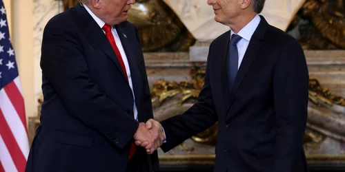 Presedintele american Donald Trump dand mana cu omologul sau argentinian Mauricio Macri in marja summitului G20 FOTO EPA-EFE