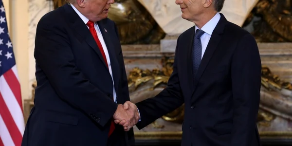 Presedintele american Donald Trump dand mana cu omologul sau argentinian Mauricio Macri in marja summitului G20 FOTO EPA-EFE