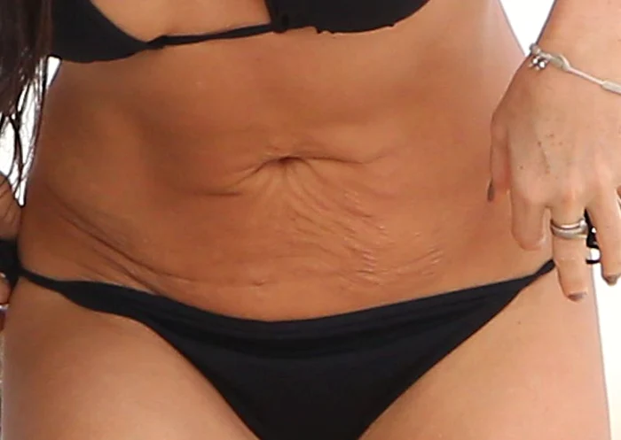 Demi Moore arată în general bine la 51 de ani. Mai puţin burta şi mâinile. (Foto: Hepta)