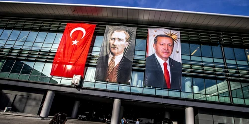 Portretele lui Mustafa Kemal Ataturk si Recep Tayyip Erdogan expuse pe o cladire a Noului Aeroport din Istanbul FOTO EPA-EFE