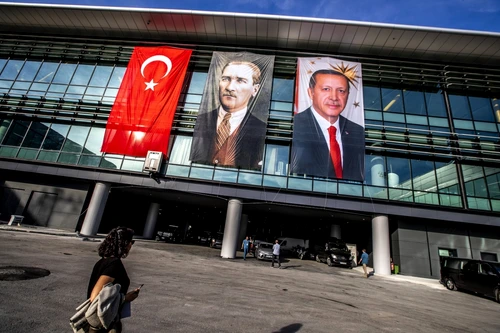 Portretele fondatorului Turciei moderne Mustafa Kemal Ataturk (stânga) şi preşedintelui turc în exerciţiu Recep Tayyip Erdogan expuse pe o clădire a noului Aeroport din Istanbul FOTO EPA-EFE