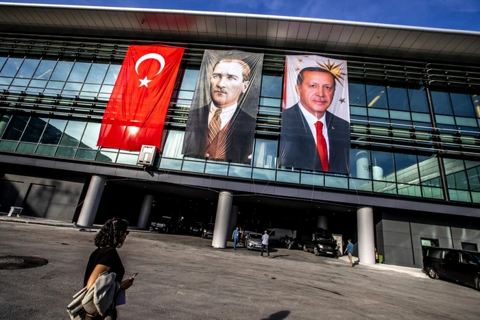 Portretele fondatorului Turciei moderne Mustafa Kemal Ataturk (stânga) şi preşedintelui turc în exerciţiu Recep Tayyip Erdogan expuse pe o clădire a noului Aeroport din Istanbul FOTO EPA-EFE