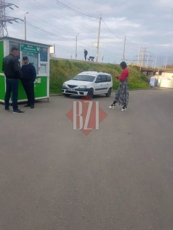 Bogdan se îmbracă în femeie de câțiva aniFoto: bzi.ro