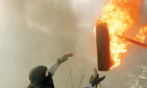 Manifestanţii  pregăteau  baricada jpeg