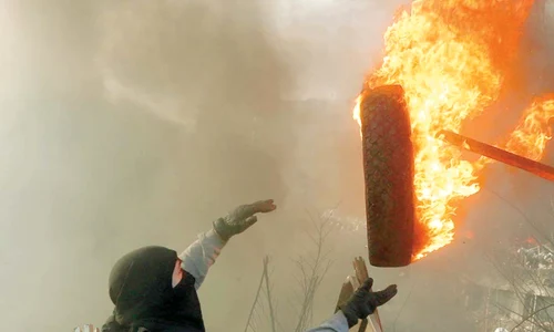 Manifestanţii  pregăteau  baricada jpeg