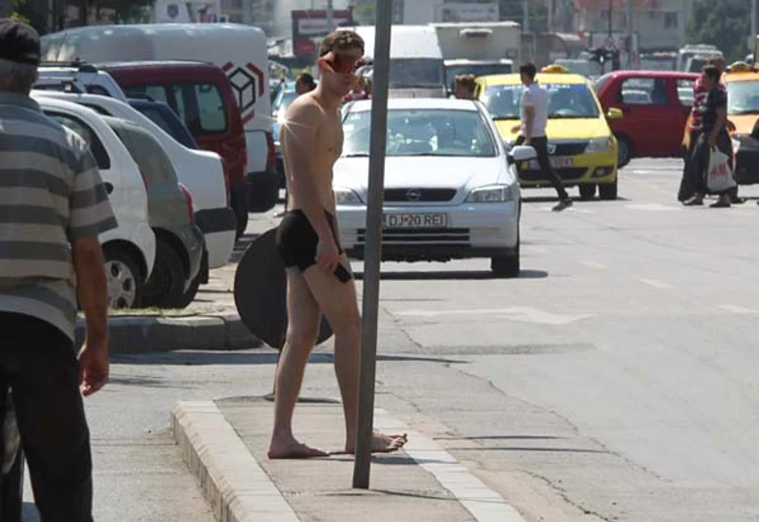 
    Amantul s-a odihnit preţ de căteva minute pe trotuarFoto Click!  