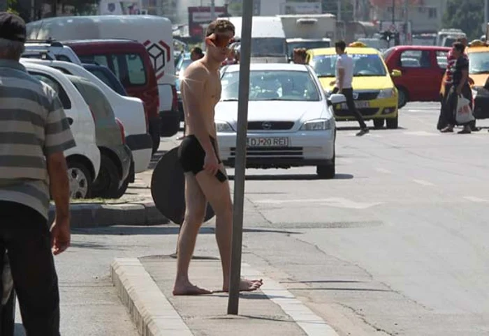 Amantul s-a odihnit preţ de căteva minute pe trotuarFoto Click!